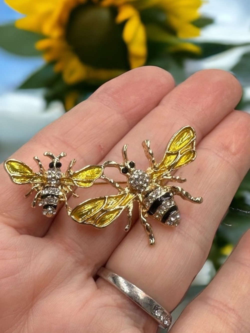 Modern bees pin shawl clip brooch bees gold silver crystals BRAND NEW